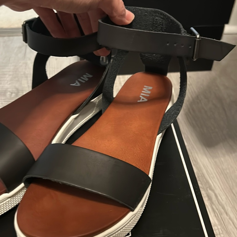 NIB 8.5 MIA gg1637 Ellen black sandal size 8.5